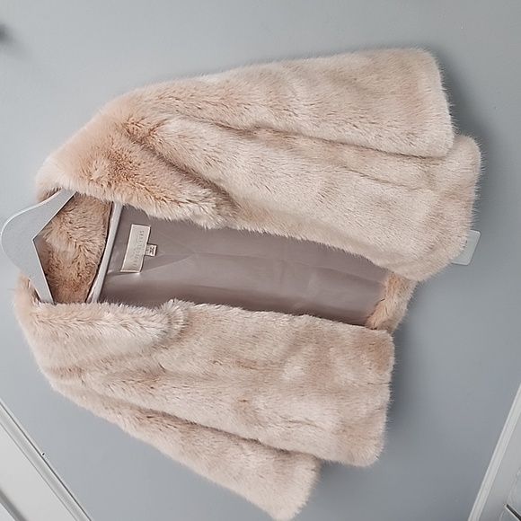 Fabulous Furs Evening Shawl - Picture 3 of 8